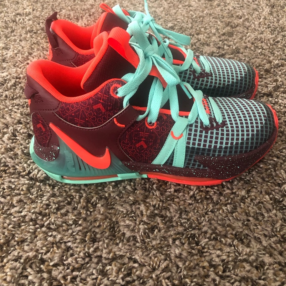 Nike Kids Lebrons - Coral & Teal
